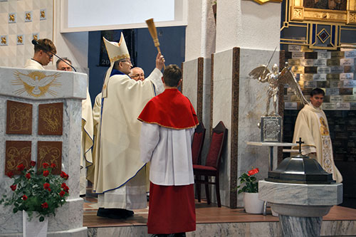 Poświęcenie wystroju prezbiterium przy figurze Matki Bożej  w Kościele Pomocniczym pw. Świętego Jana Pawła II.